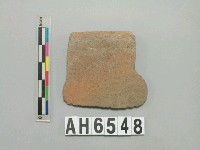 藏品(灰褐色夾砂陶口緣)的圖片